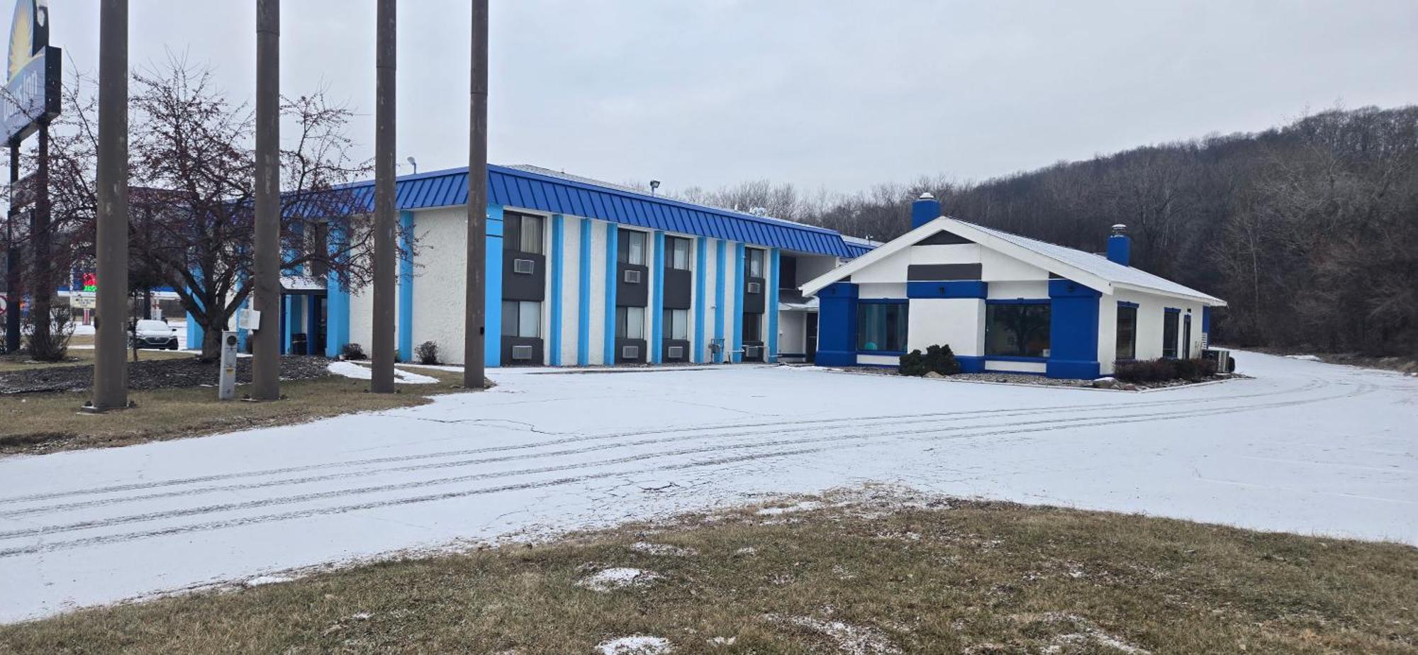 Days Inn By Wyndham Portage Exterior photo
